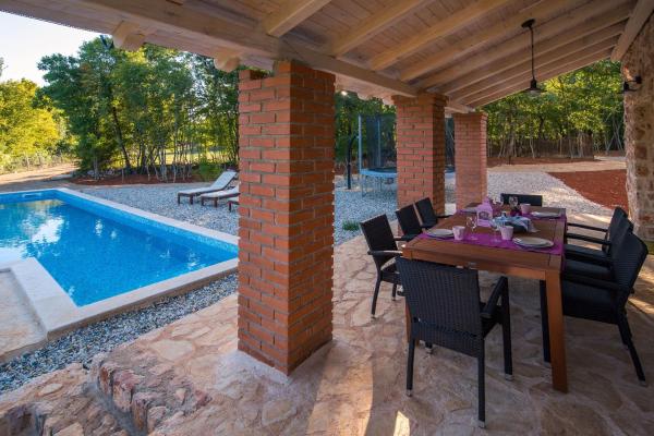 A la foto es mostra l'objecte Villa Harmony situat a la ciutat de Risika.