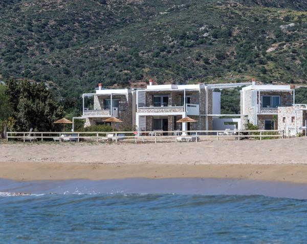 A la foto es mostra l'objecte Cedar Bay Beachside Villas situat a la ciutat de Yialós.