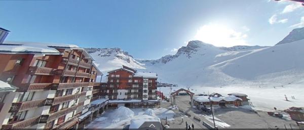 På billedet ses objektet Tignes rond point des pistes vue panoramique au soleil beliggende i byen Tignes.