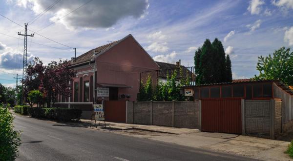 Op de foto is het object Lugas Szallas te zien, gelegen in de stad Jászberény.