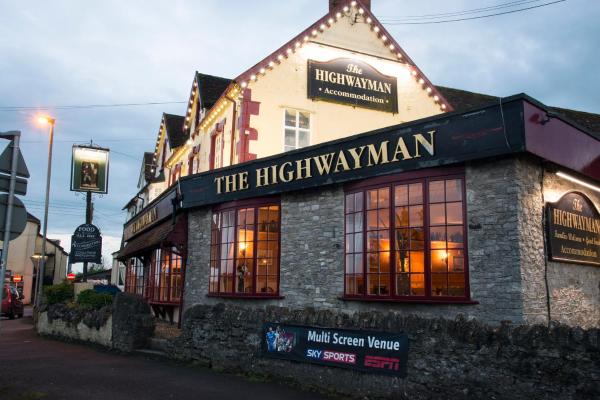 The photo shows the The Highwayman Inn located in the city of Shepton Mallet.