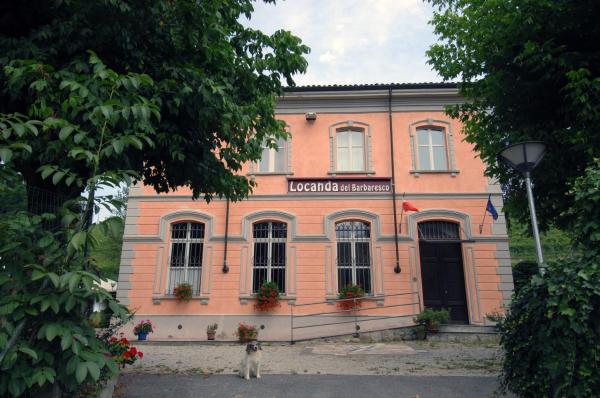 Na fotografii je vidět objekt Locanda Del Barbaresco nacházející se ve městě Alba.