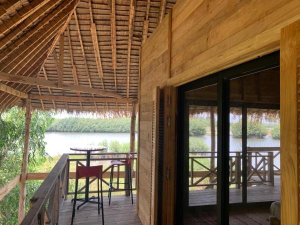 The photo shows the Natura luxury camp located in the city of Bopa.