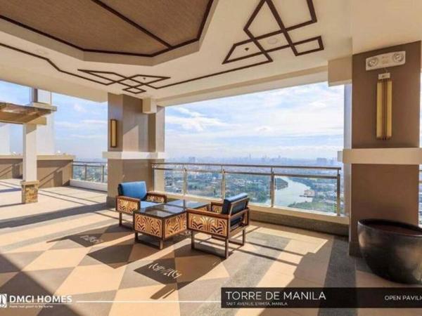A la foto es mostra l'objecte Torre DeManila TaftAvenue KingBed1bedroomBalcony 65InchesTV Rooftop Viewing LunetaPark ManilaOcean ManilaBay US Embassy situat a la ciutat de Manila.
