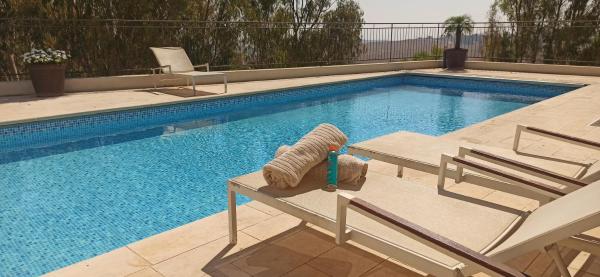 På bilden syns objektet Accommodation at Miss Daisy - להתארח אצל מיס דייזי som ligger i staden Rosh Pinna.