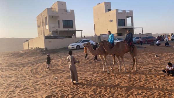 På billedet ses objektet شاليهات رمال بديه beliggende i byen Al Raka.