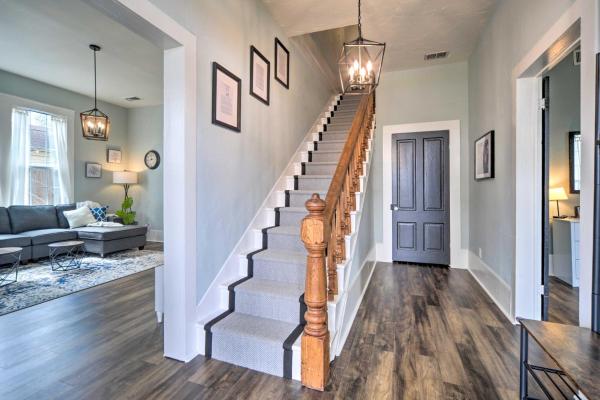 Bild 4: Spacious Abode, Walk to Texas Heroes Square!