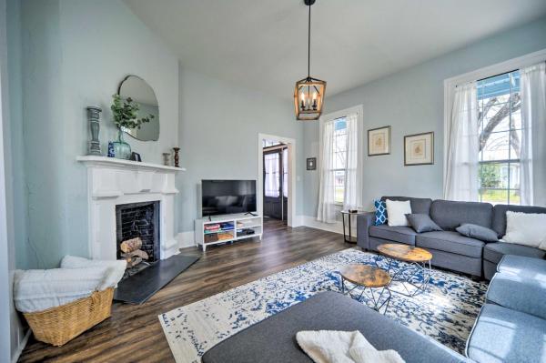 Bild 5: Spacious Abode, Walk to Texas Heroes Square!