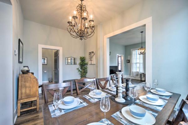 Bild 6: Spacious Abode, Walk to Texas Heroes Square!