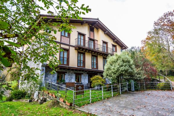 The photo shows the Casa Rural Korteta located in the city of Errezil.