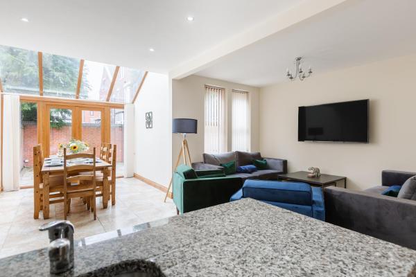 Kuva 2: Albert - 5 Bedrooms Sleeps 11 Parking Wi-Fi Contractors