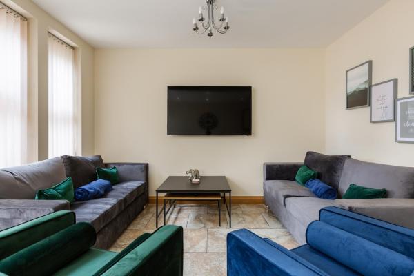 Kuva 9: Albert - 5 Bedrooms Sleeps 11 Parking Wi-Fi Contractors