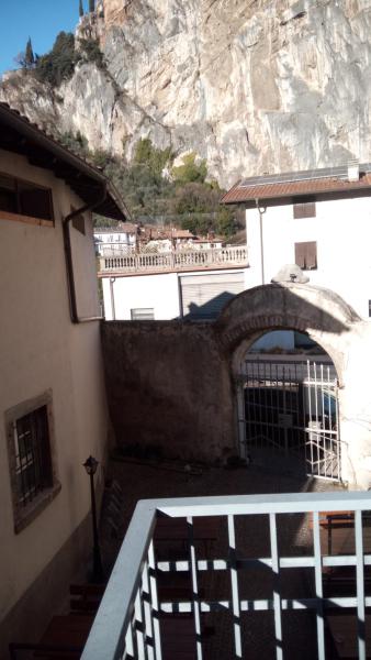 Na fotografii je vidět objekt Appartamento la Rocca nacházející se ve městě Arco.