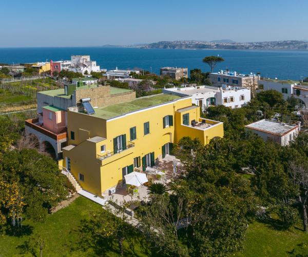 Na fotografii je vidět objekt Villa Caterina b&b nacházející se ve městě Procida.