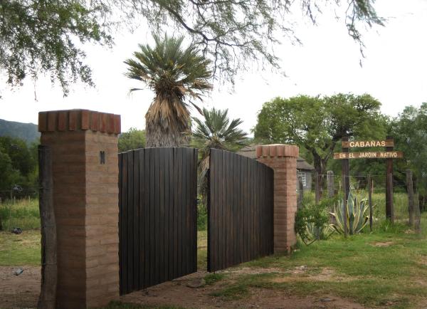 Στη φωτογραφία φαίνεται το αντικείμενο Cabanas en el Jardin Nativo που βρίσκεται στην πόλη La Carolina.