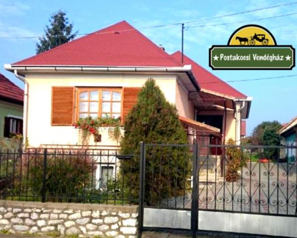 На фото показан объект Postakocsi Vendégház Kisgyőr, расположенный в городе Kisgyőr.
