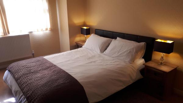 A la foto es mostra l'objecte House - Sleeps 7 Pet Friendly & Free Parking situat a la ciutat de Christleton.