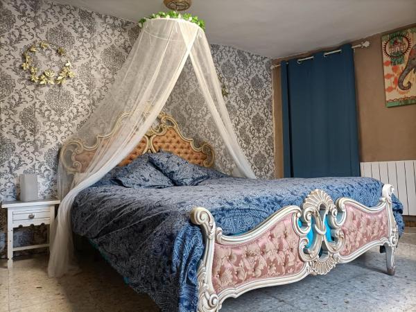 Na fotografii je vidět objekt Casa Serrana nacházející se ve městě Quesada.