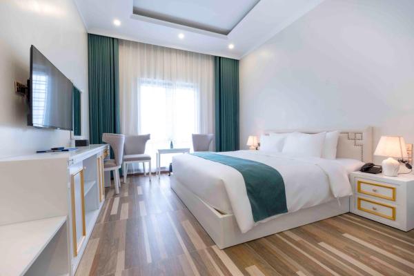 Na foto é possível ver o objeto Minh Long Hotel localizado na cidade de Mỹ Khê.