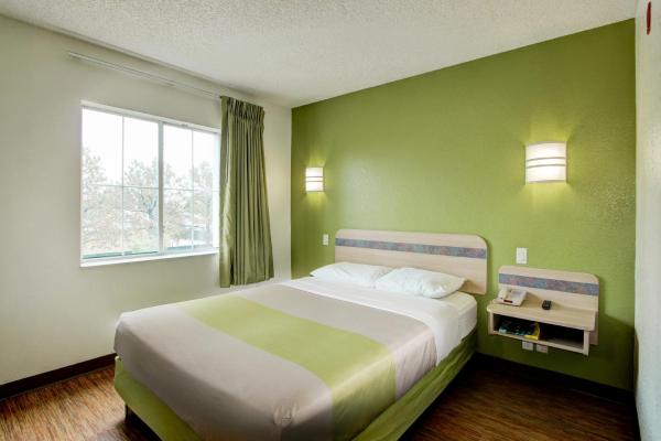 Foto 5: Super 8 by Wyndham Aurora East