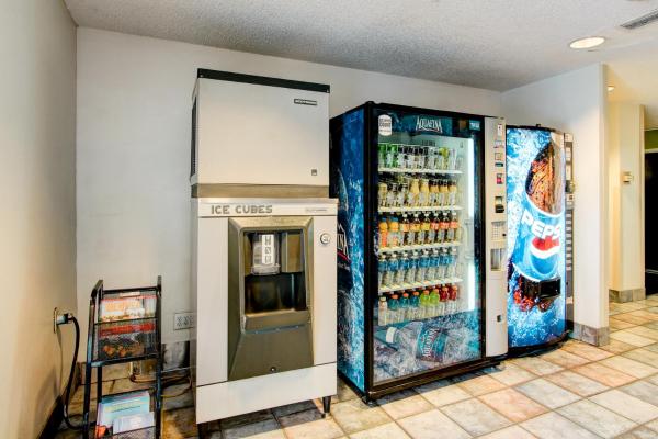 Foto 7: Super 8 by Wyndham Aurora East
