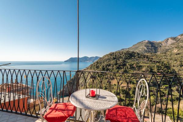 A la foto es mostra l'objecte Rossi Tramonti 1, situat a la ciutat de Corniglia.