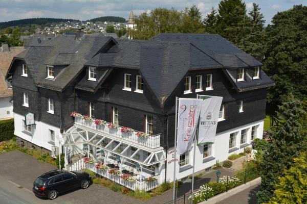 Na fotografii je vidět objekt Hotel zum Kreuzberg nacházející se ve městě Winterberg.