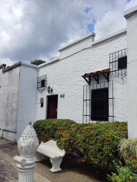 På bildet vises objektet Cabaña 52 en la Aldea Doradal Santorini Colombiano som ligger i byen Doradal.