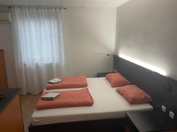 På bilden syns objektet Room AA som ligger i staden Dravograd.