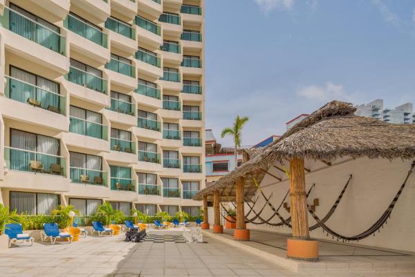 Na fotografii je vidět objekt Copacabana Beach Hotel Acapulco nacházející se ve městě Acapulco.