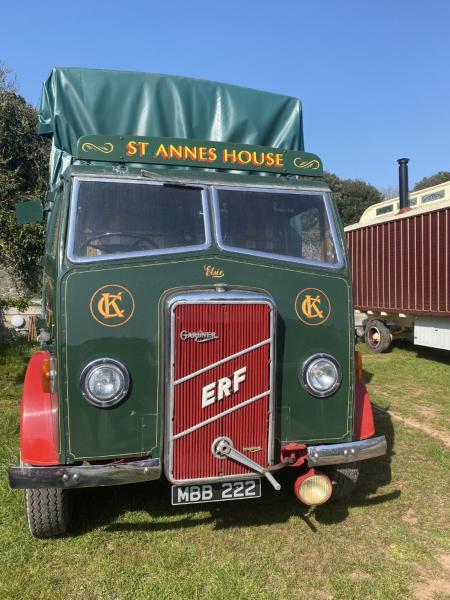 A la foto es mostra l'objecte Rare 1954 Renovated Vintage Lorry - Costal Location situat a la ciutat de Turnchapel.