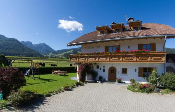 The photo shows the Gandlerhof located in the city of Valdaora.