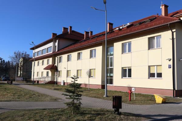 Auf dem Foto ist das Objekt Dom Studenta PANS - Akademik, Hostel in der Stadt Hermanowice zu sehen.