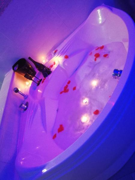 Na zdjęciu widoczny jest obiekt V&M suite con jacuzzi położony w mieście Ostuni.