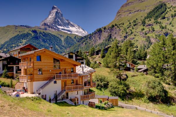 A la foto es mostra l'objecte Angelina situat a la ciutat de Zermatt.
