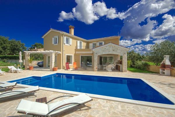 A la foto es mostra l'objecte Villa Larisa situat a la ciutat de Vošteni.