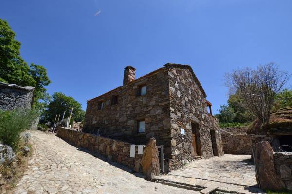 Na fotografii je vidět objekt Casas de Xisto, Branda da Aveleira nacházející se ve městě Melgaço.