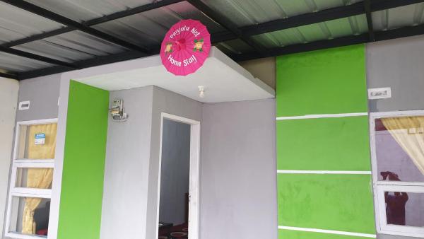 写真にはMalangbong市にあるPuni Anjung Homestayが写っています。