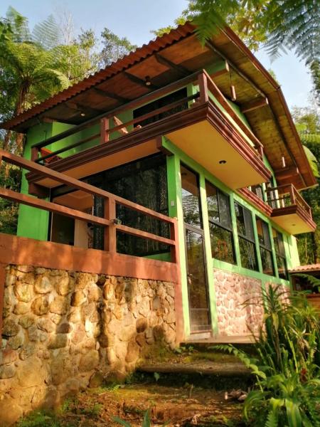 The photo shows the CABAÑA EL SALTO 2 located in the city of Tzicuilán.