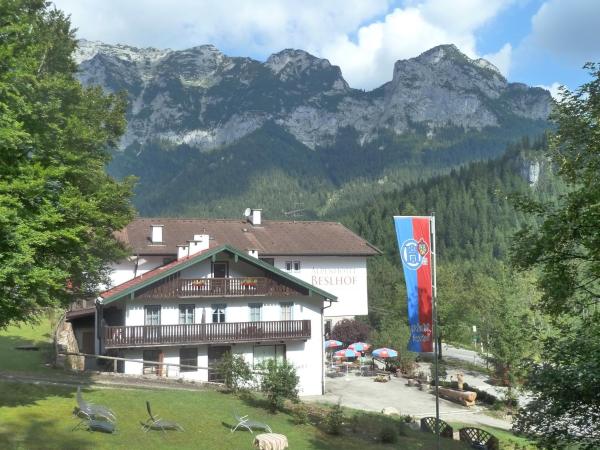 写真にはラムサウ市にあるAlpenhotel Beslhofが写っています。