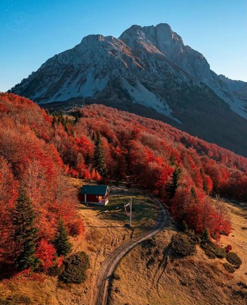 照片显示了位于Trešnjevik市的Mountain House Komovi-Radunovic物件。