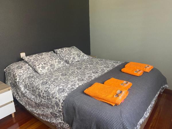 Amezola 2- Habitación con baño exterior de uso privado en casa compartida, Bilbao