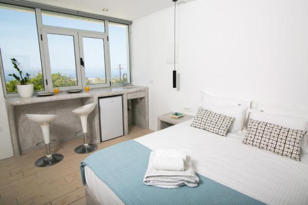På billedet ses objektet Sensia Studio with Sea View beliggende i byen Oia.