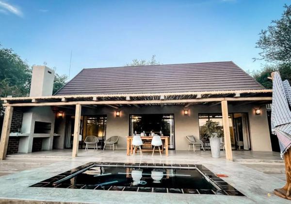 The photo shows the UmnDeni Africa located in the city of Hoedspruit.