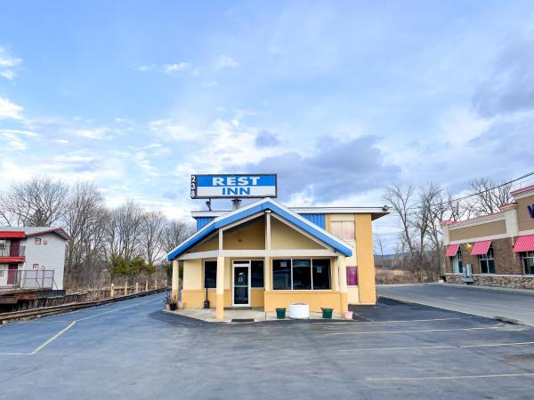 A la foto es mostra l'objecte Utica Rest Inn situat a la ciutat de Utica.