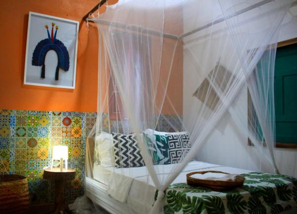 The photo shows the Chalé Amazonia Tikuna (3 min a Pé da Praia) located in the city of Alter do Chao.