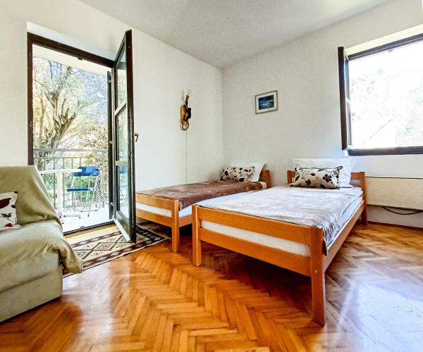写真にはドニ・ストリヴ市にあるApartments Siestaが写っています。