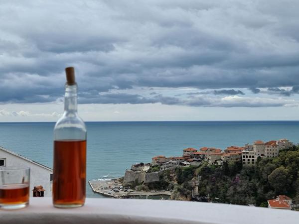 På billedet ses objektet Apartments Adriatik beliggende i byen Ulcinj.