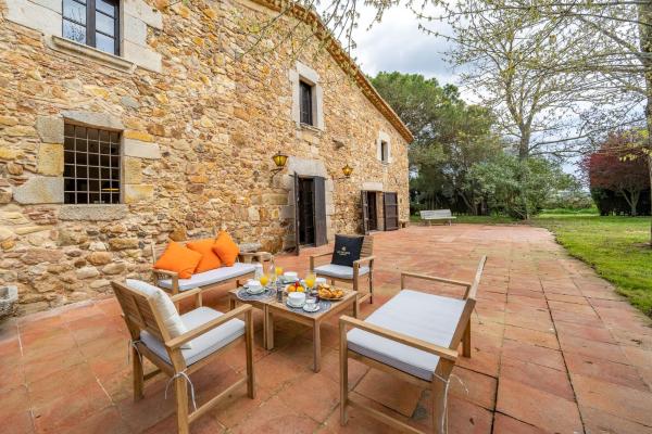 A la foto es mostra l'objecte Masia Marco Lux, ideal familias con gran zona exterior y Piscina situat a la ciutat de Llagostera.