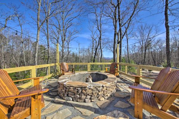 Na fotografii je vidět objekt Stunning Escape with Loft, Hot Tub and Mtn Views! nacházející se ve městě Morganton.